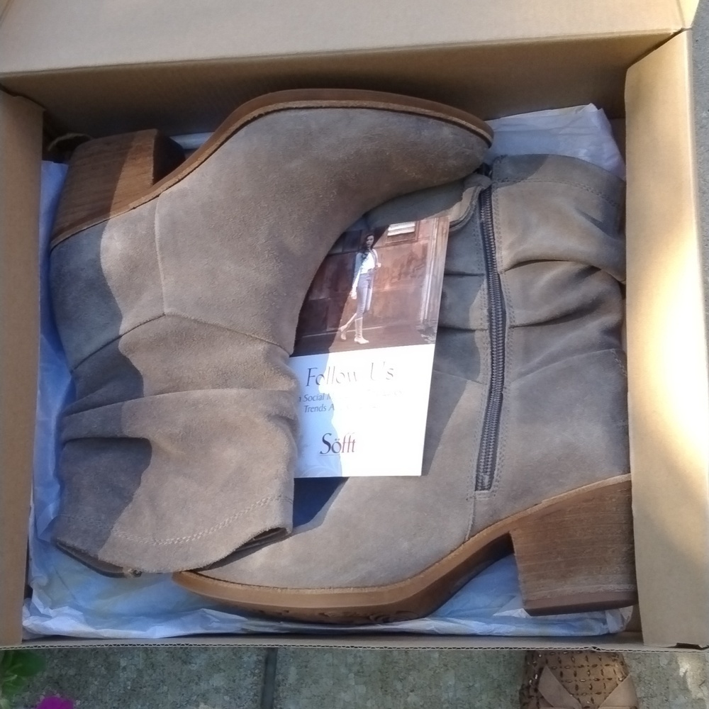 Sofft Womens Aronna Slouch Bootie EUC size 9 Suede Slouch